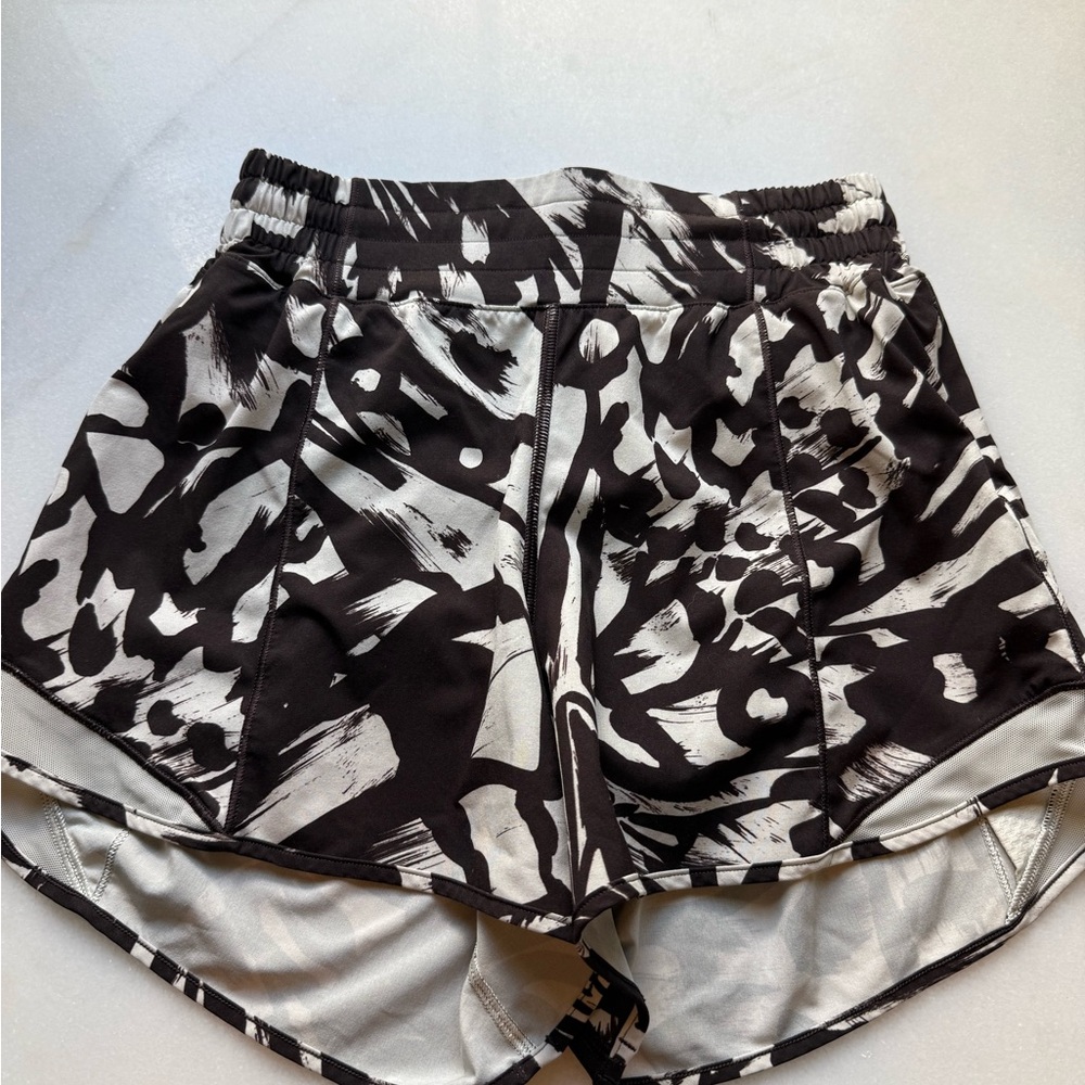 Lululemon Women's Hotty Hot high-rise 4” Shorts- size 4
